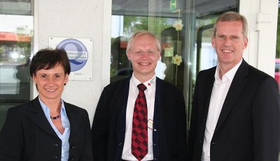 Freuen sich gemeinsam über die bereits sechste  Verleihung des Qualitätssiegels an das DRK-Altenpflegeheim Franziska-von-Hohenheim-Stift in Jettingen: Sabine Kurtz, Heimleiter Bernd Schulz-Ellgaß und Clemens Binninger.